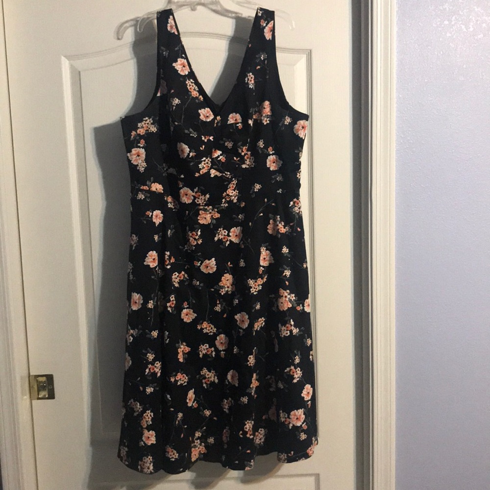 Short, Black floral dress lined inside
